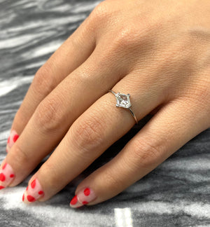 ORACLE DIAMOND SOLITAIRE RING IN 18KT WHITE GOLD